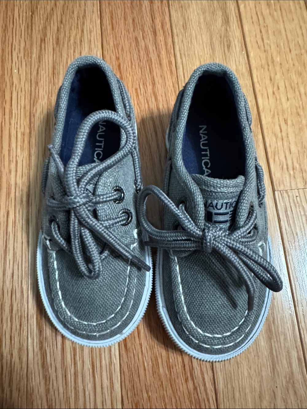 Nautica Kids Gray Canvas Moccasin Boat Shoes size 7